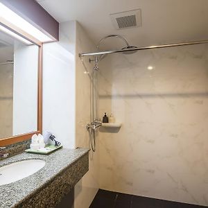 Deluxe Corner Suite